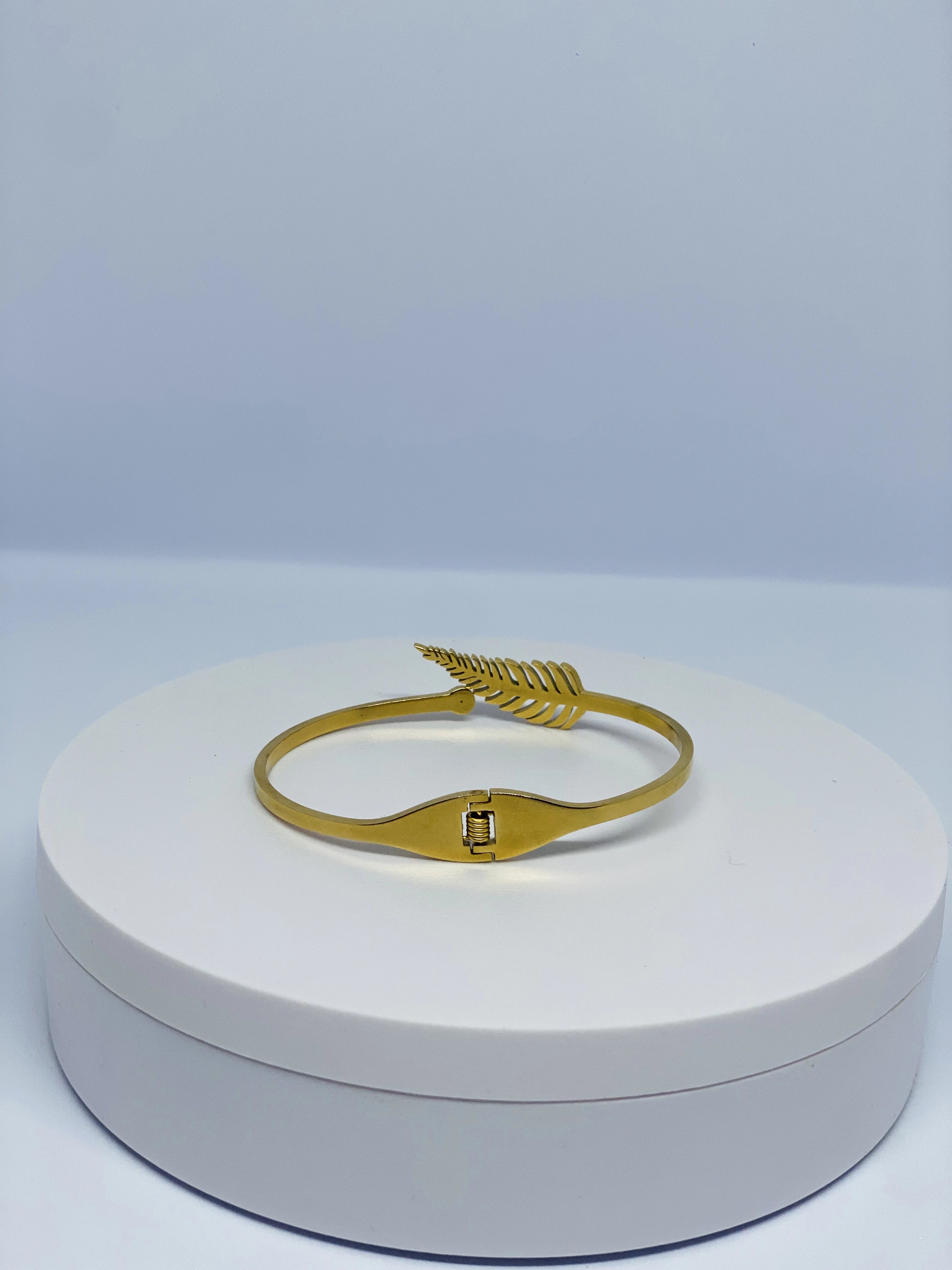 🌿 Golden Leaf Crystal Bracelet